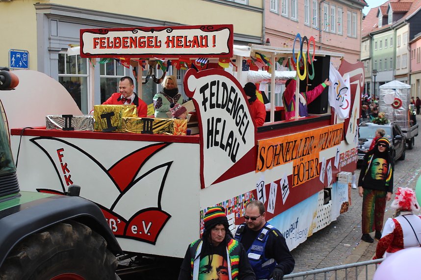 Ein bunter Karnevalszug zog sich am Rosenmontag durch Sondershausen