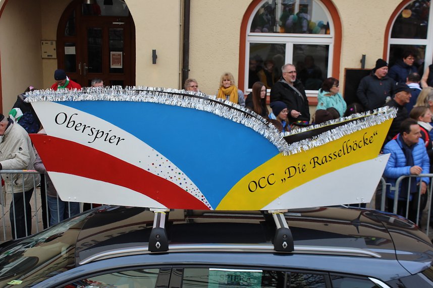 Ein bunter Karnevalszug zog sich am Rosenmontag durch Sondershausen