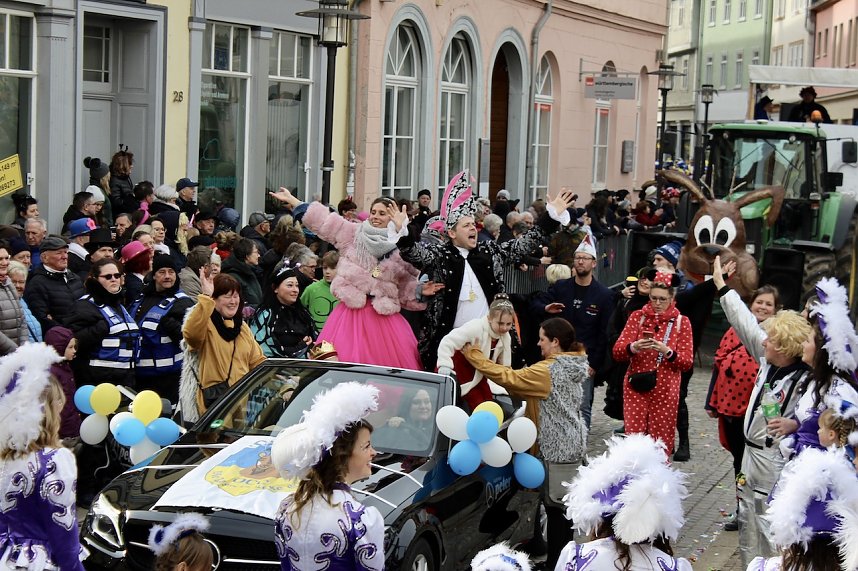 Ein bunter Karnevalszug zog sich am Rosenmontag durch Sondershausen