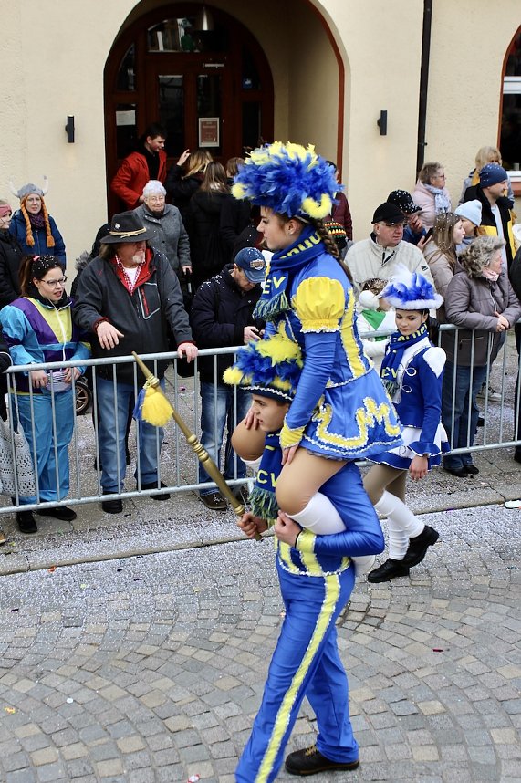 Ein bunter Karnevalszug zog sich am Rosenmontag durch Sondershausen