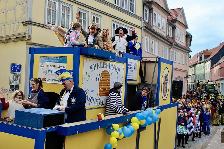 Ein bunter Karnevalszug zog sich am Rosenmontag durch Sondershausen