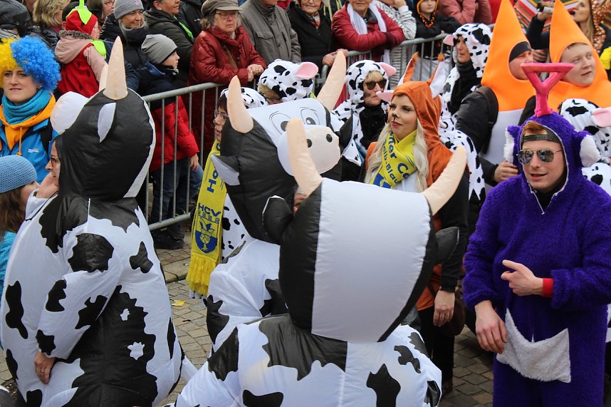 Ein bunter Karnevalszug zog sich am Rosenmontag durch Sondershausen