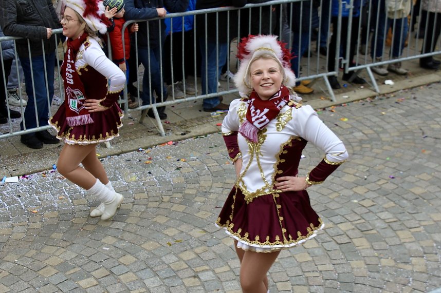 Ein bunter Karnevalszug zog sich am Rosenmontag durch Sondershausen