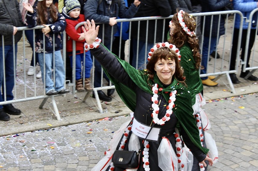 Ein bunter Karnevalszug zog sich am Rosenmontag durch Sondershausen