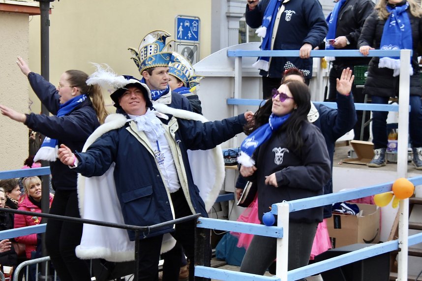 Ein bunter Karnevalszug zog sich am Rosenmontag durch Sondershausen