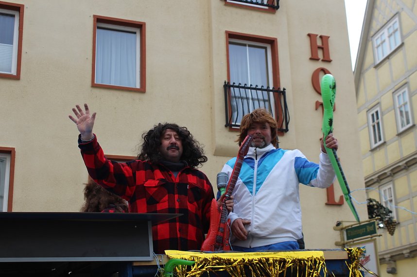 Ein bunter Karnevalszug zog sich am Rosenmontag durch Sondershausen