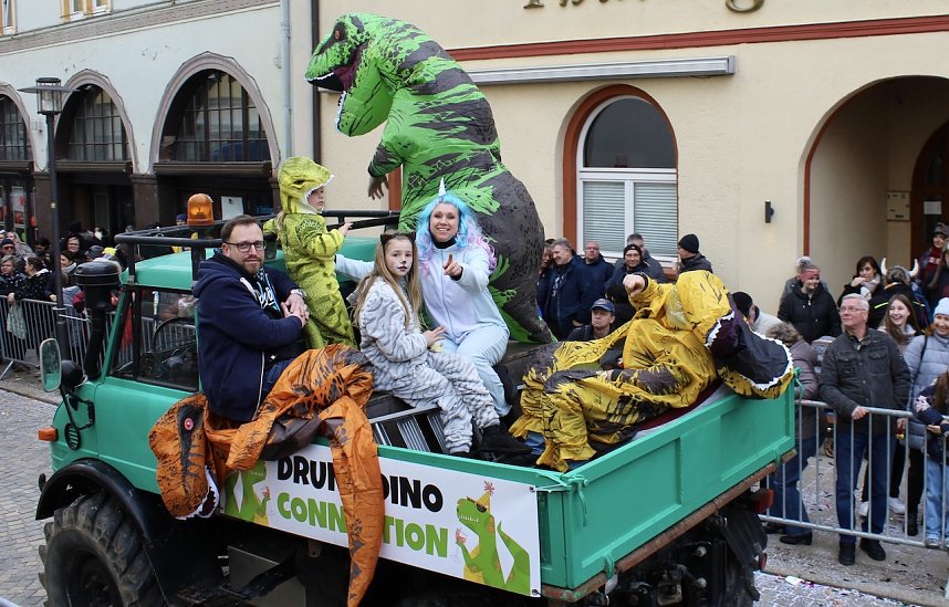 Ein bunter Karnevalszug zog sich am Rosenmontag durch Sondershausen