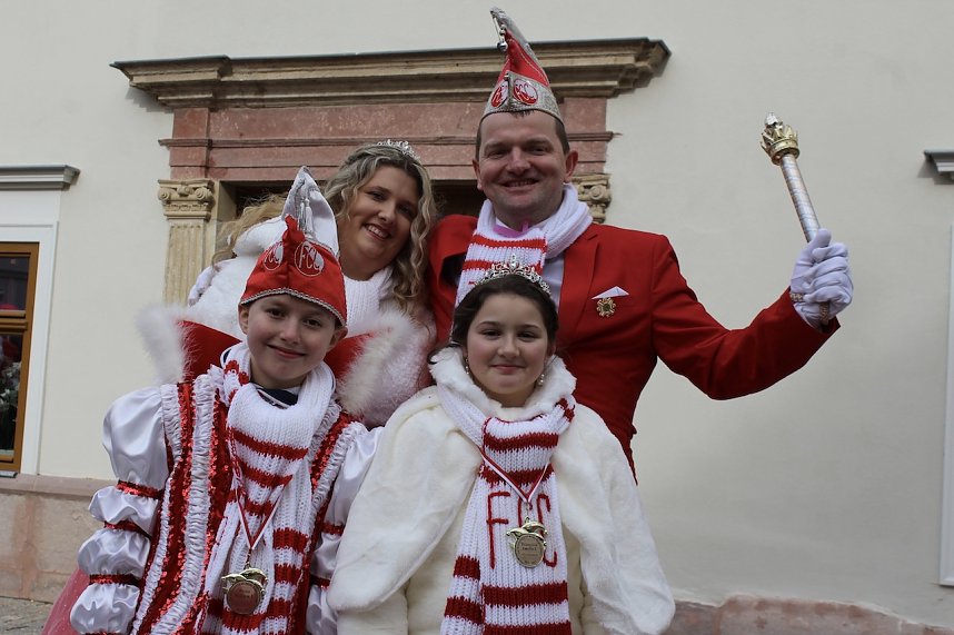 Ein bunter Karnevalszug zog sich am Rosenmontag durch Sondershausen