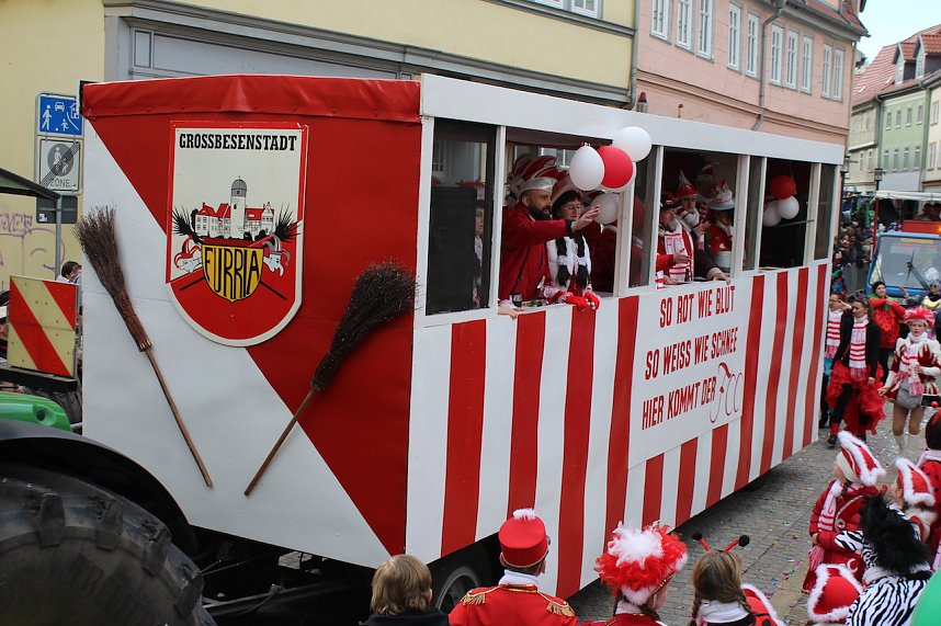 Ein bunter Karnevalszug zog sich am Rosenmontag durch Sondershausen