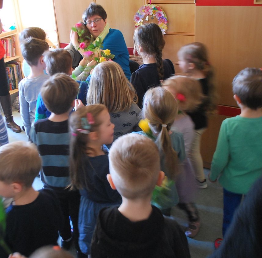 Kerstin Stolberg ist sichtlich bewegt bei der Verabschiedung von "IHREN Kindern"
