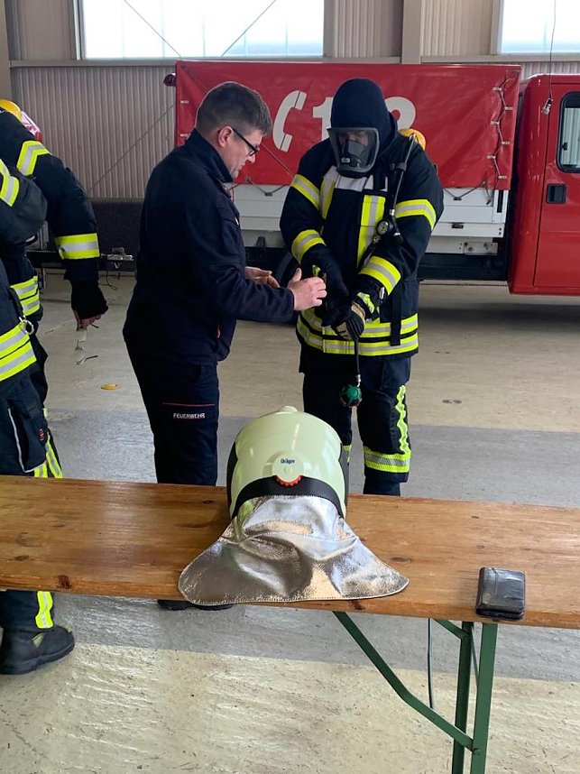 Feuerwehr&uuml;bung in Greu&szlig;en