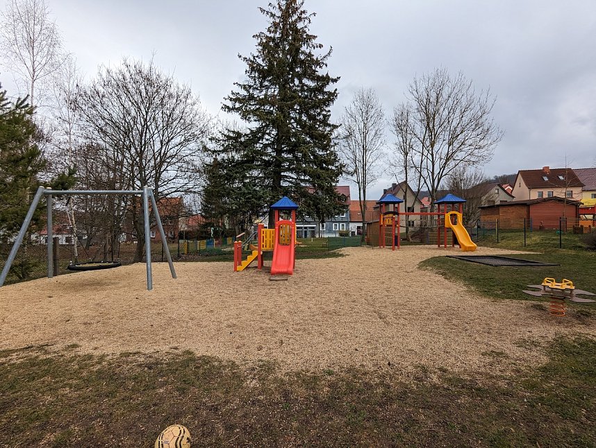 Ein inoffizielles Wahrzeichen in Gro&szlig;furra ist der Mammutbaum am sozikulturellen Zentrum, der einst als Gaudi einer Karnevalsveranstaltung entstanden war und seitdem gro&szlig;e und kleine Besucher des Ortsteils erfreut