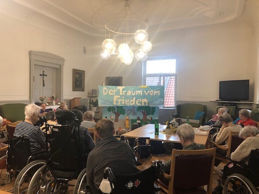 freudige &Uuml;berraschungen sowohl f&uuml;r die Kinder des  Kinderhauses in Gr&uuml;ningen, als auch f&uuml;r die Bewohner des Pflegeheimes Schloss  Sophie von K&uuml;hn und die G&auml;ste der Kurzzeitpflege St. Anna in Wei&szlig;ensee