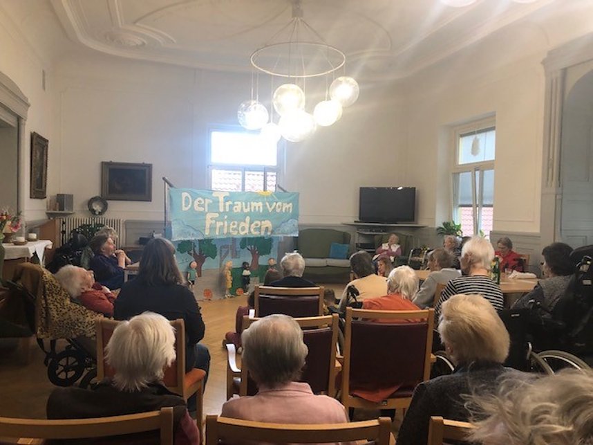 freudige &Uuml;berraschungen sowohl f&uuml;r die Kinder des  Kinderhauses in Gr&uuml;ningen, als auch f&uuml;r die Bewohner des Pflegeheimes Schloss  Sophie von K&uuml;hn und die G&auml;ste der Kurzzeitpflege St. Anna in Wei&szlig;ensee