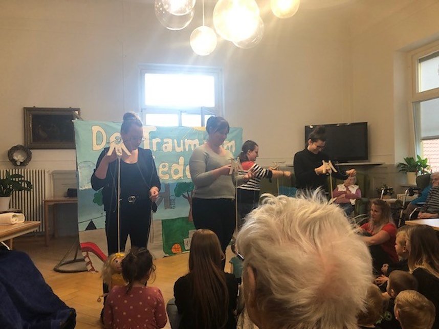 freudige &Uuml;berraschungen sowohl f&uuml;r die Kinder des  Kinderhauses in Gr&uuml;ningen, als auch f&uuml;r die Bewohner des Pflegeheimes Schloss  Sophie von K&uuml;hn und die G&auml;ste der Kurzzeitpflege St. Anna in Wei&szlig;ensee