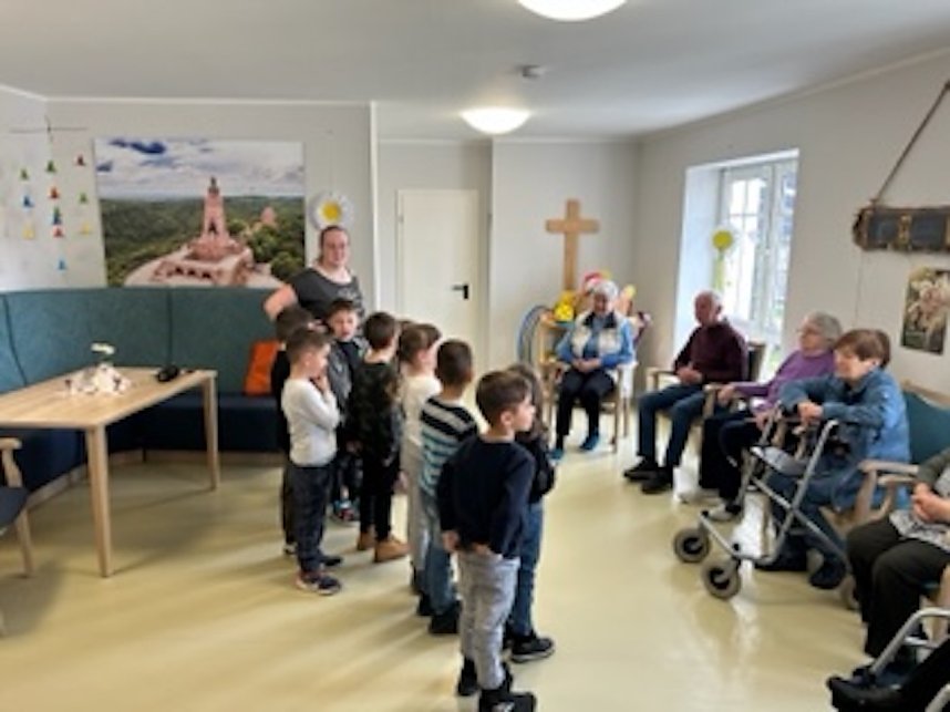 Osterfeier mit Hasen Novi in der Tagespflege Barbarossagarten in Bad Frankenhausen