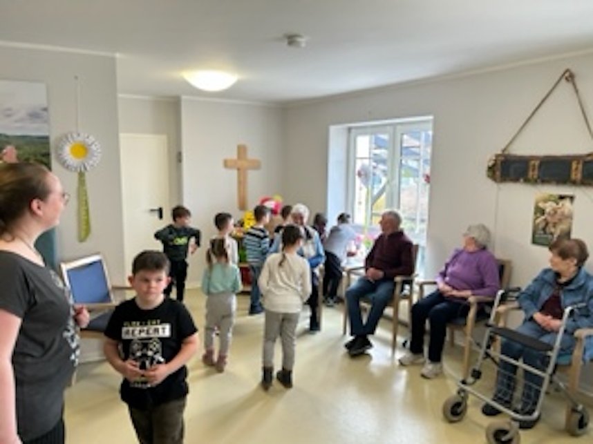 Osterfeier mit Hasen Novi in der Tagespflege Barbarossagarten in Bad Frankenhausen