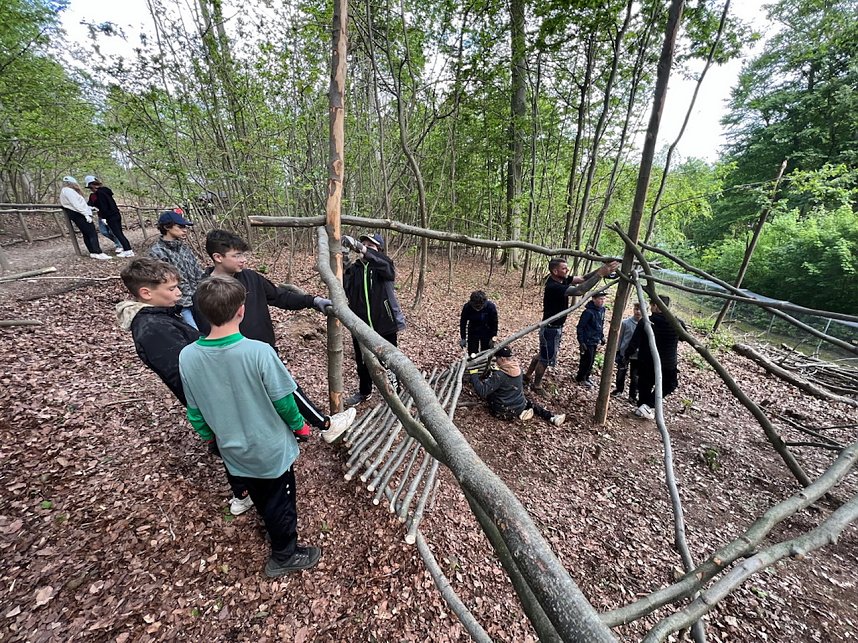 Sch&uuml;lerinnen und Sch&uuml;ler der 7. Klasse der Franzbergschule bauen ein neues Kletterger&uuml;st f&uuml;r die Kattas im Affenwald Strau&szlig;berg