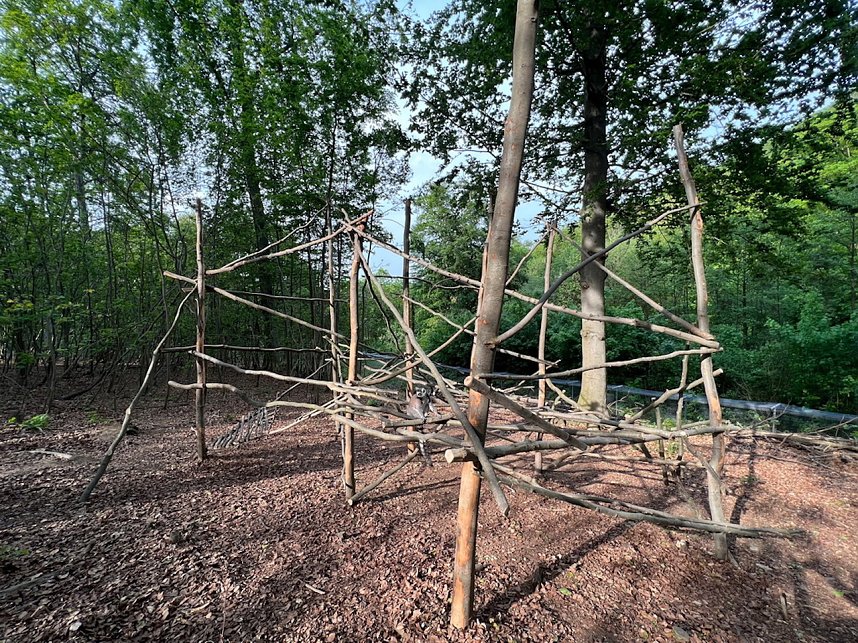Sch&uuml;lerinnen und Sch&uuml;ler der 7. Klasse der Franzbergschule bauen ein neues Kletterger&uuml;st f&uuml;r die Kattas im Affenwald Strau&szlig;berg