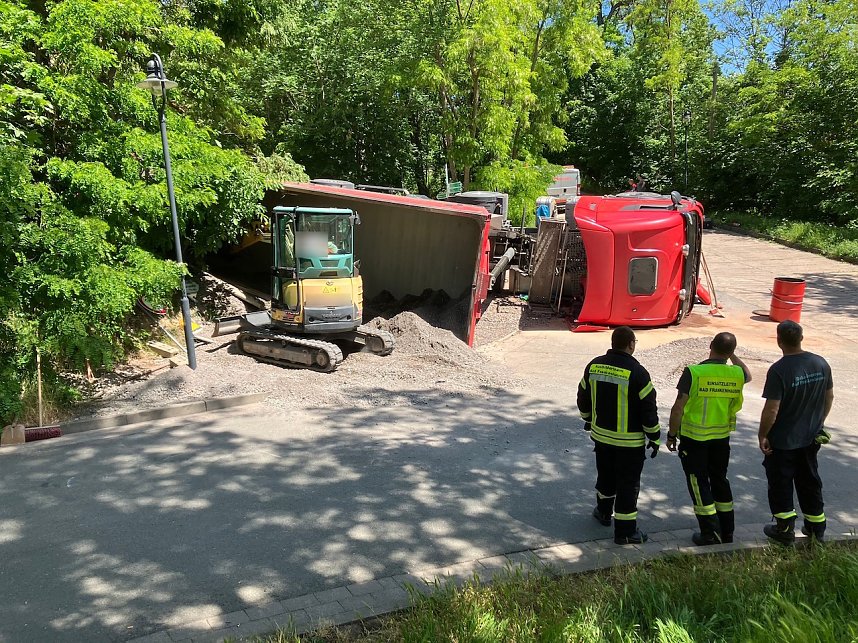 Umgekippter Sattelschlepper in Bad Frankenhausen