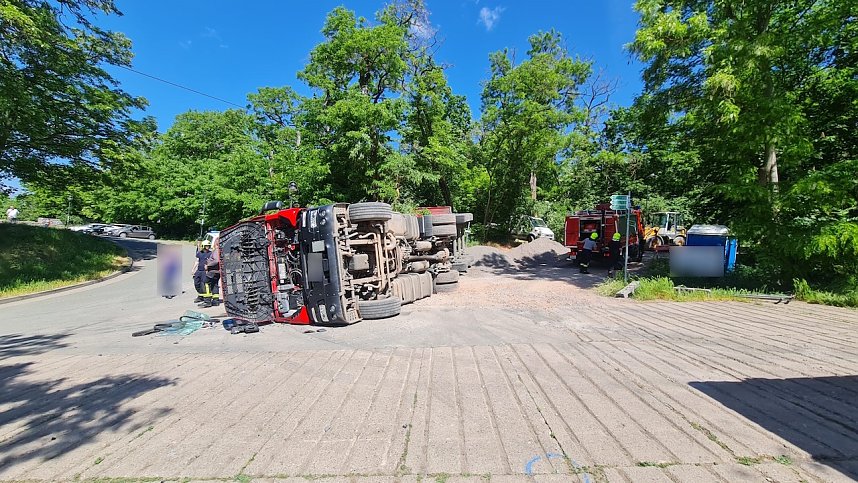 Umgekippter Sattelschlepper in Bad Frankenhausen