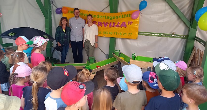 Mitglieder des F&ouml;rdervereins der Kindervilla Bad Frankenhausen  &uuml;berreichen Geschenke an die Kinder