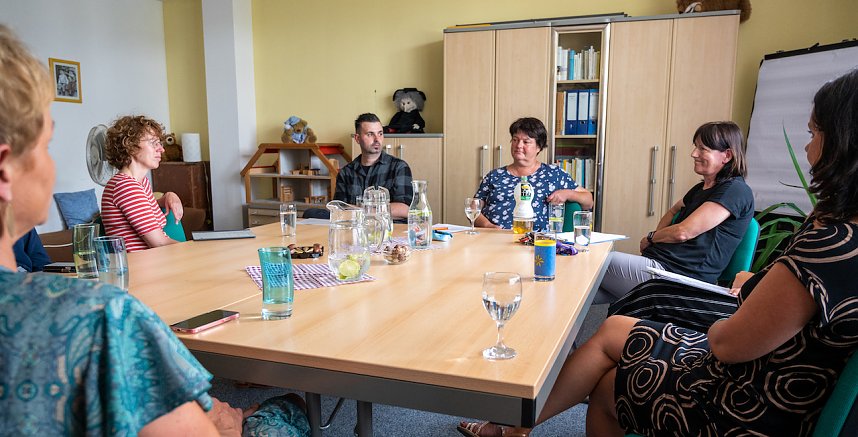 2.v.l. Landtagsabgeordnete Diana Lehmann zu Besuch in einer Beratungsstelle der Novalis Diakonie in Sondershausen