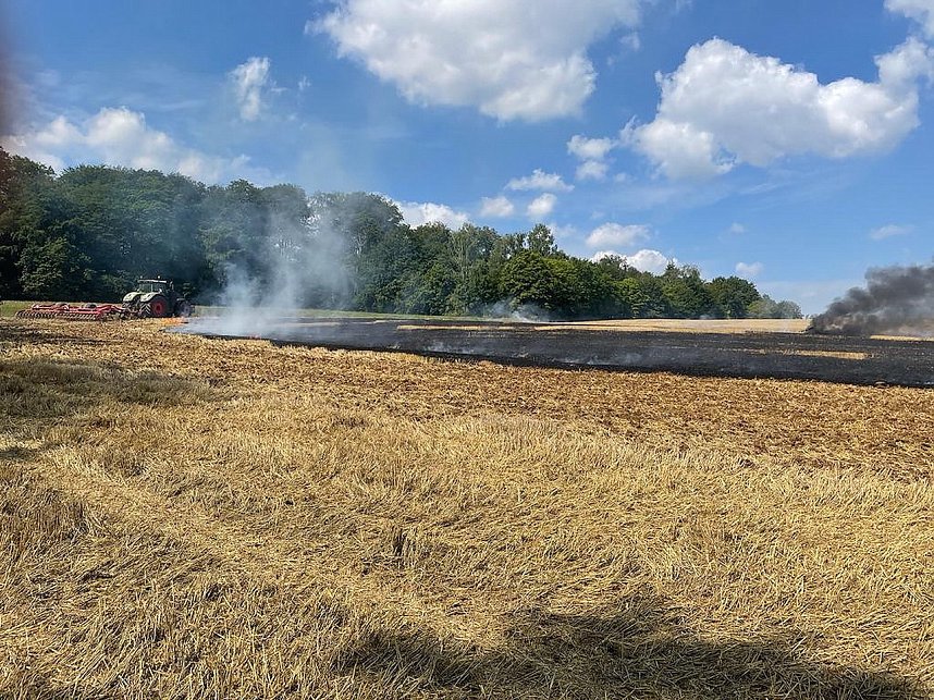 Auto setzt Stoppelfeld bei Seega in Brand 