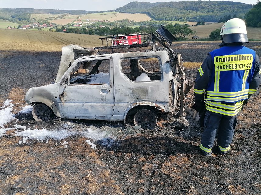 Auto setzt Stoppelfeld bei Seega in Brand 