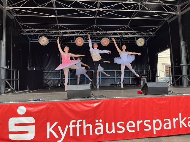 Die Eleven der Tanzschule Radeva in Aktion