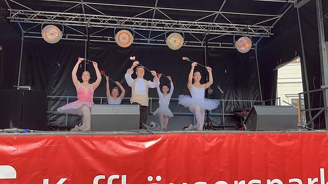 Die Eleven der Tanzschule Radeva in Aktion