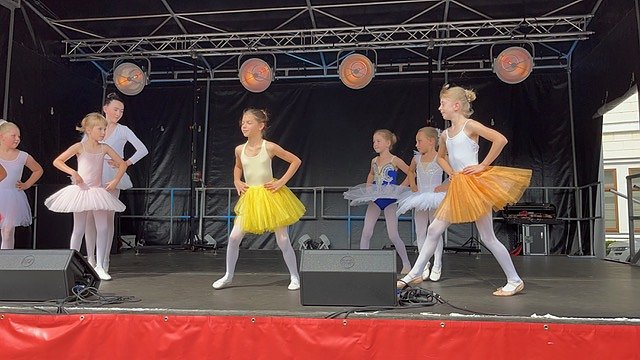 Die Eleven der Tanzschule Radeva in Aktion