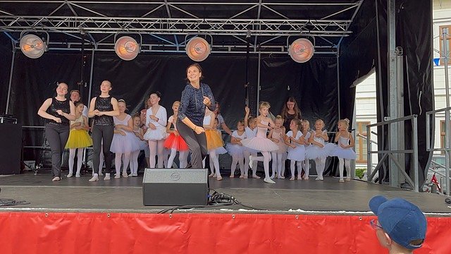 Die Eleven der Tanzschule Radeva in Aktion