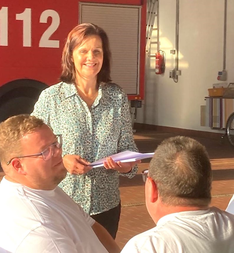 Landr&auml;tin Antje-Hochwind Schneider bedankt sich bei den Helfern, die nach der Flutkatastrophe im Ahrtal geholfen haben
