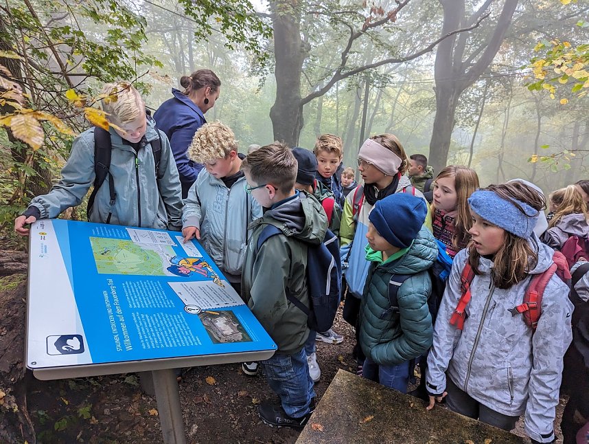 Der Frauenberg-Trai (Sondershausen) ist ein Familienerlebniswanderweg mit sieben verschiedene Erlebnisstationen
