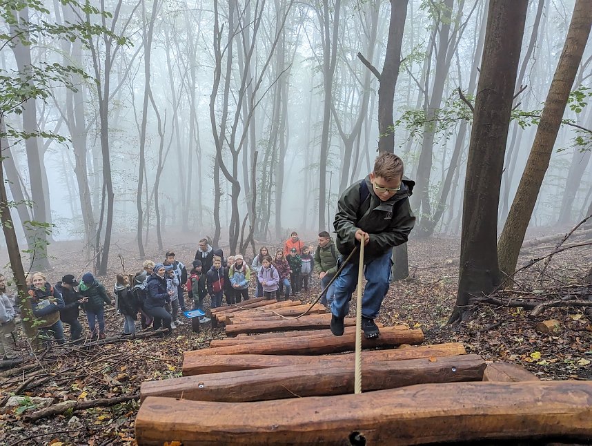 Der Frauenberg-Trai (Sondershausen) ist ein Familienerlebniswanderweg mit sieben verschiedene Erlebnisstationen