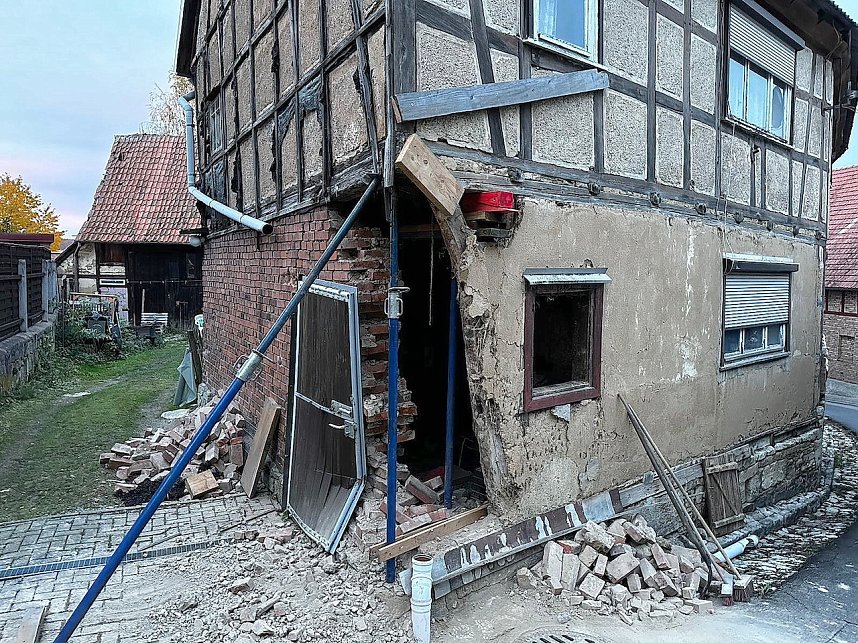 Unfall mit geparktem LKW