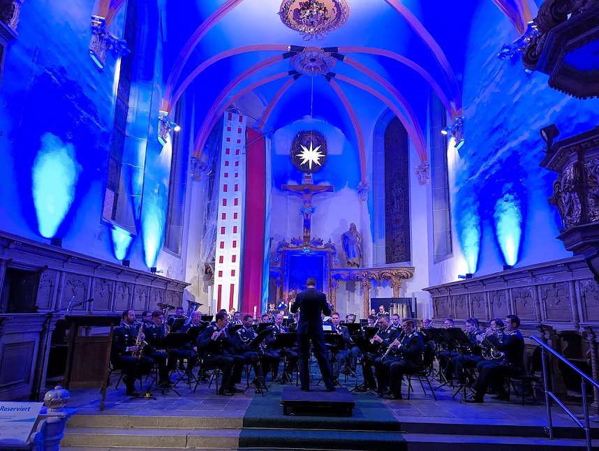 Eine besondere Kulisse f&uuml;r besondere Menschen: Vor 300 G&auml;sten fand in der Trinitatiskirche in Sondershausen das Benefizkonzert des Luftwaffenmusikkorps und die Ehrenamtsw&uuml;rdigung statt.
