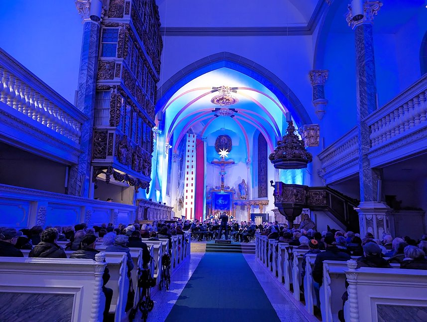 Eine besondere Kulisse f&uuml;r besondere Menschen: Vor 300 G&auml;sten fand in der Trinitatiskirche in Sondershausen das Benefizkonzert des Luftwaffenmusikkorps und die Ehrenamtsw&uuml;rdigung statt.