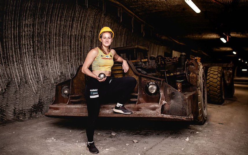 Chantal Rimke mit Kugel vor einem S10.000 