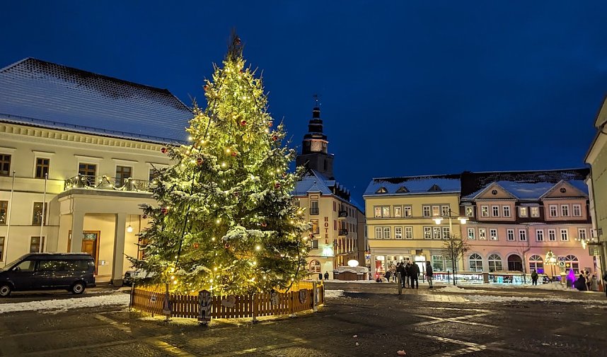 Rechtzeitig zum Gl&uuml;hweinzauber wurde der Weihnachtsbaum auf dem Sondersh&auml;user Marktplatz aufgestellt und geschm&uuml;ckt