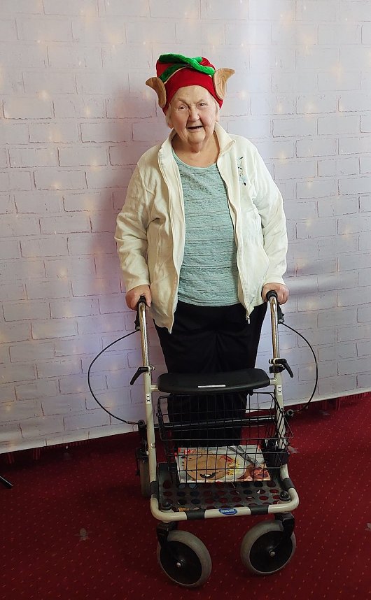 Bewohnern in der des AWO Seniorenresidenz Udo- Stiemerling-Haus, Frau K&ouml;hler, freut sich  &uuml;ber ein Foto aus der Fotobox