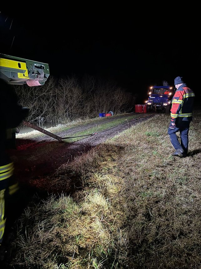 Unimog-Bergung auf schlammigem Weg