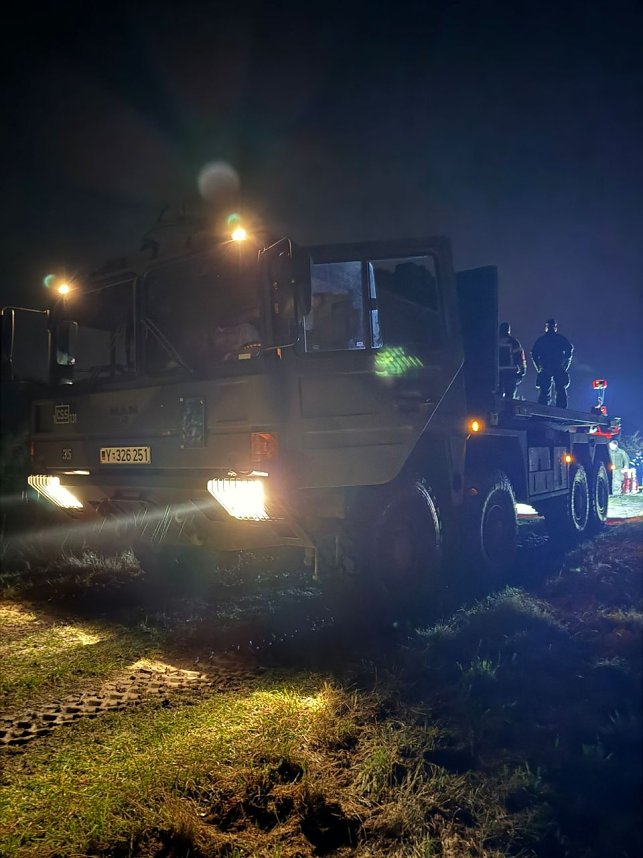 Unimog-Bergung auf schlammigem Weg