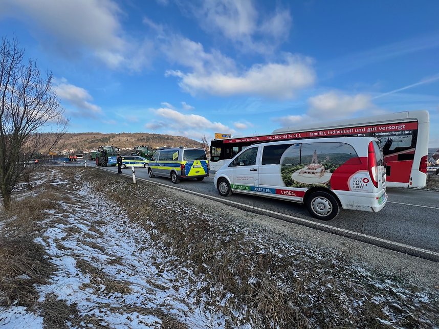  Landwirte mit ihren Maschinen blockieren die Bundesstra&szlig;e 4 bei Sondershausen