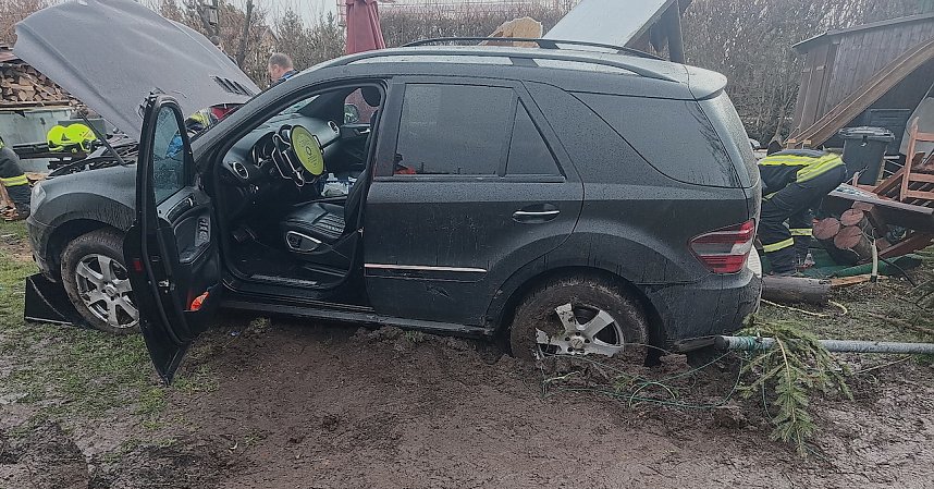 PKW landet im Garten