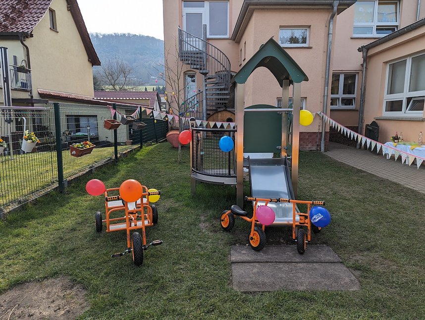 Gro&szlig;e Freude &uuml;ber das neue Spielger&auml;t herrschte bei den Bebraspatzen