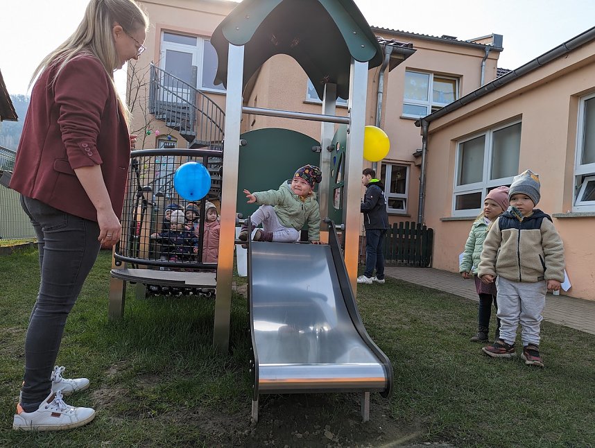 Gro&szlig;e Freude &uuml;ber das neue Spielger&auml;t herrschte bei den Bebraspatzen
