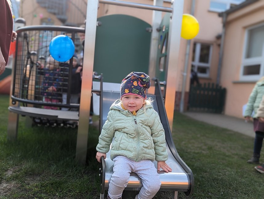 Gro&szlig;e Freude &uuml;ber das neue Spielger&auml;t herrschte bei den Bebraspatzen