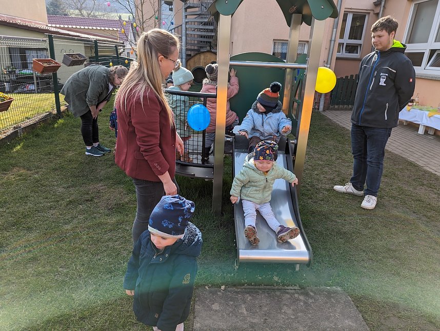 Gro&szlig;e Freude &uuml;ber das neue Spielger&auml;t herrschte bei den Bebraspatzen